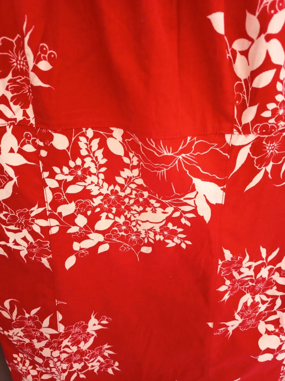Vestido vermelho com flores brancas – photo 2